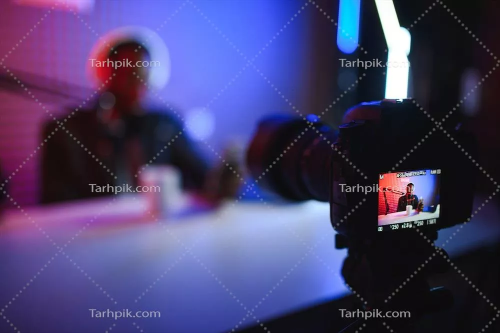 عکس یک جوان شاد و آفریقایی-آمریکایی در حال وبلاگ نویسی