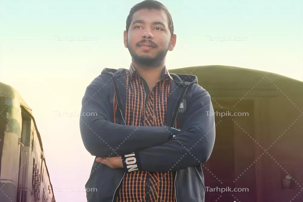 عکس پرتره ای از یک مرد جوان آسیایی با اعتماد به نفس در برابر قطار