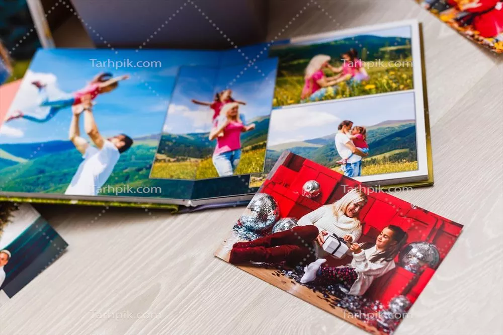 عکس کتاب جشن سال نو با تصاویری از سفرهای تابستانی زیر درخت کریسمس