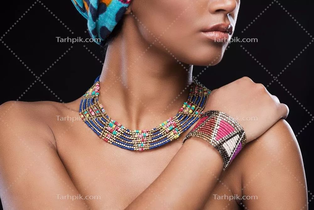 عکس زیبا از زن آفریقایی با جواهرات و روسری در پس زمینه سیاه