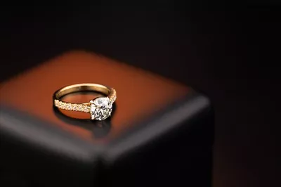 عکس حلقه ازدواج طلایی و الماس بر روی جعبه جواهرات با طراحی زیبا