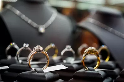 عکس نمایشگاه لوکس جواهرات شامل حلقه ها و گردنبندهای الماس در ویترین فروشگاه