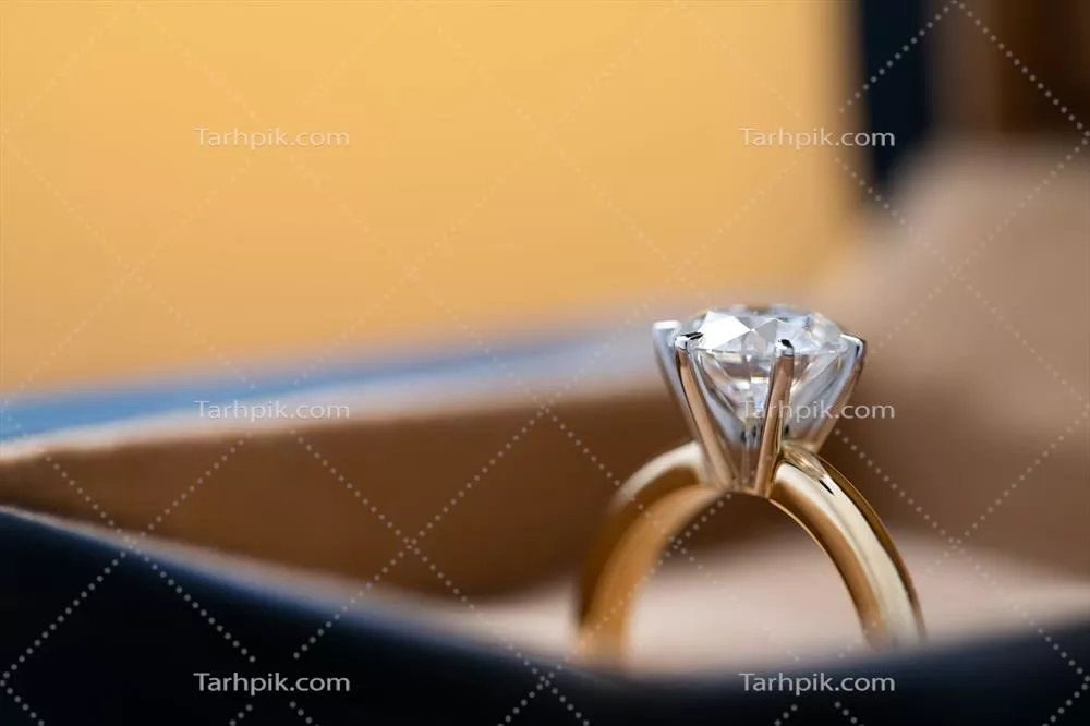 عکس جواهرات درخشان: زیبایی و جذابیت حلقه الماس در جعبه لوکس