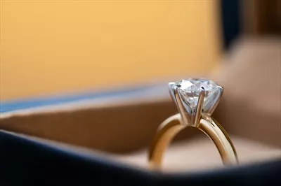 عکس جواهرات درخشان: زیبایی و جذابیت حلقه الماس در جعبه لوکس