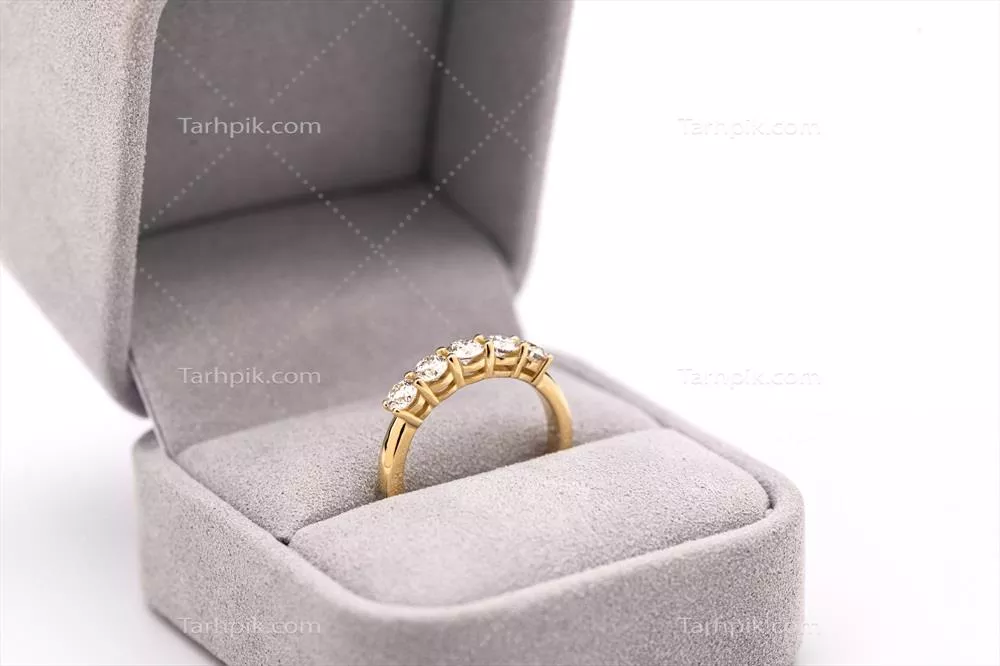 عکس حلقه الماس طلایی در جعبه جواهرات با طراحی زیبا و خاص