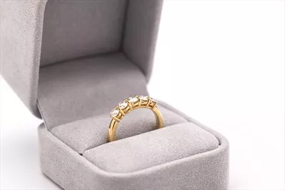 عکس حلقه الماس طلایی در جعبه جواهرات با طراحی زیبا و خاص