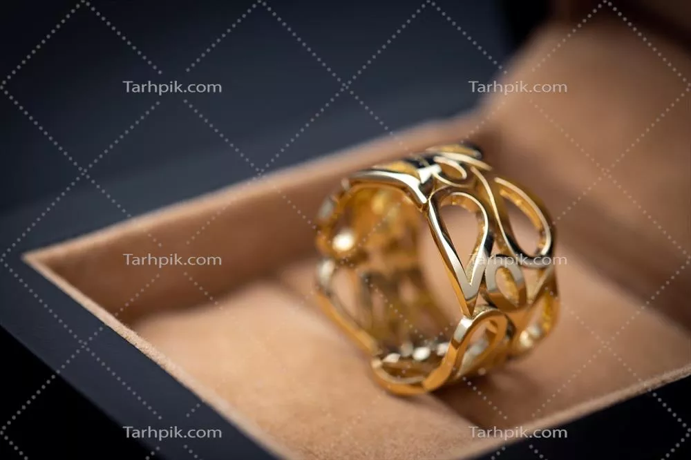 عکس جواهرات زیبا: حلقه طلایی در جعبه جواهرات با طراحی خاص