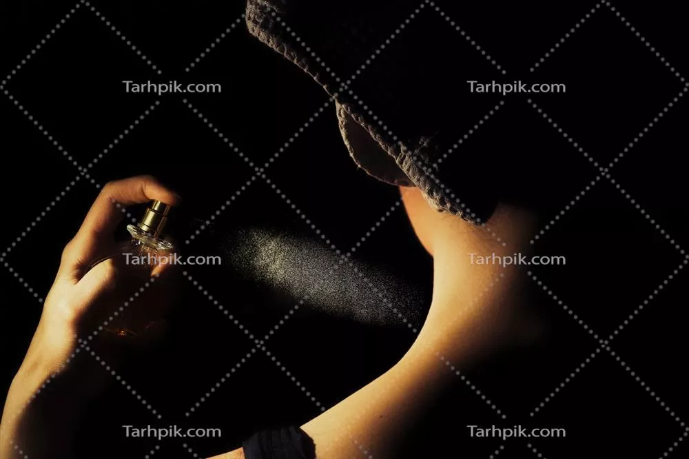 عکس عطر روی گردن یک زن در حال آماده شدن برای یک شب خاص