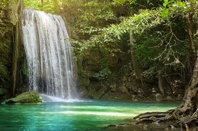 عکس آبشار زیبا و استخر زمردی در جنگل بارانی گرمسیری تایلند