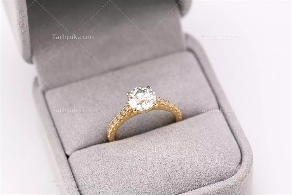 عکس حلقه الماس طلایی در جعبه جواهرات با طراحی زیبا و خاص