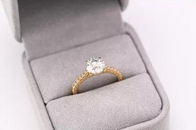 عکس حلقه الماس طلایی در جعبه جواهرات با طراحی زیبا و خاص