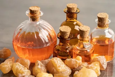عکس مُر و بخور: صمغ معطر و ارزشمند در عطرها و بخورهای سنتی