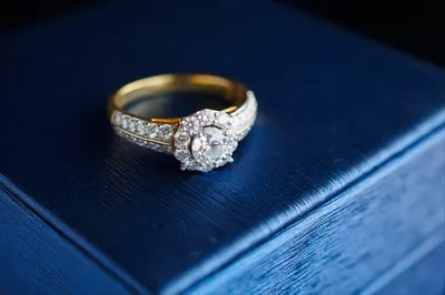عکس حلقه عروسی با طراحی طلایی و الماس در جعبه جواهرات زیبا
