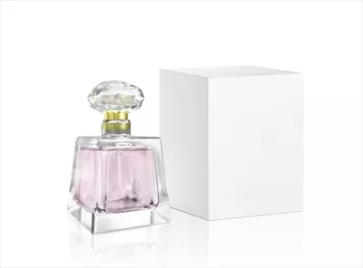 عکس زیبای بطری عطر و جعبه سفید آن با طراحی خاص و جذاب