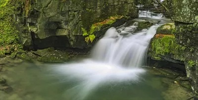 عکس منظره ای زیبا از آبشارهای پاییزی در دل طبیعت