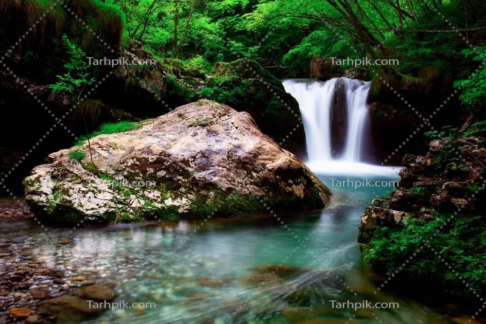 عکس زیبایی خیره کننده آبشار و استخر طبیعی در دل طبیعت