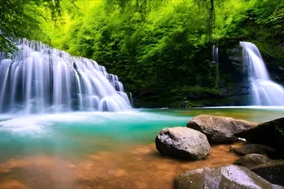 عکس آبشار زیبا و آرام در دل طبیعت با مناظر خیره کننده