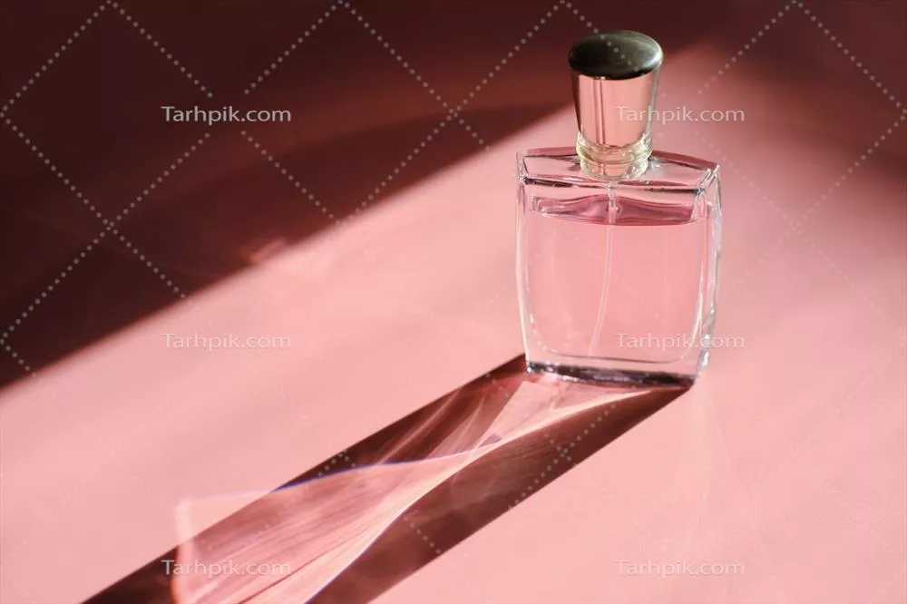 عکس عطر زیبا در نور مستقیم با سایه های رنگی بلند و جذاب
