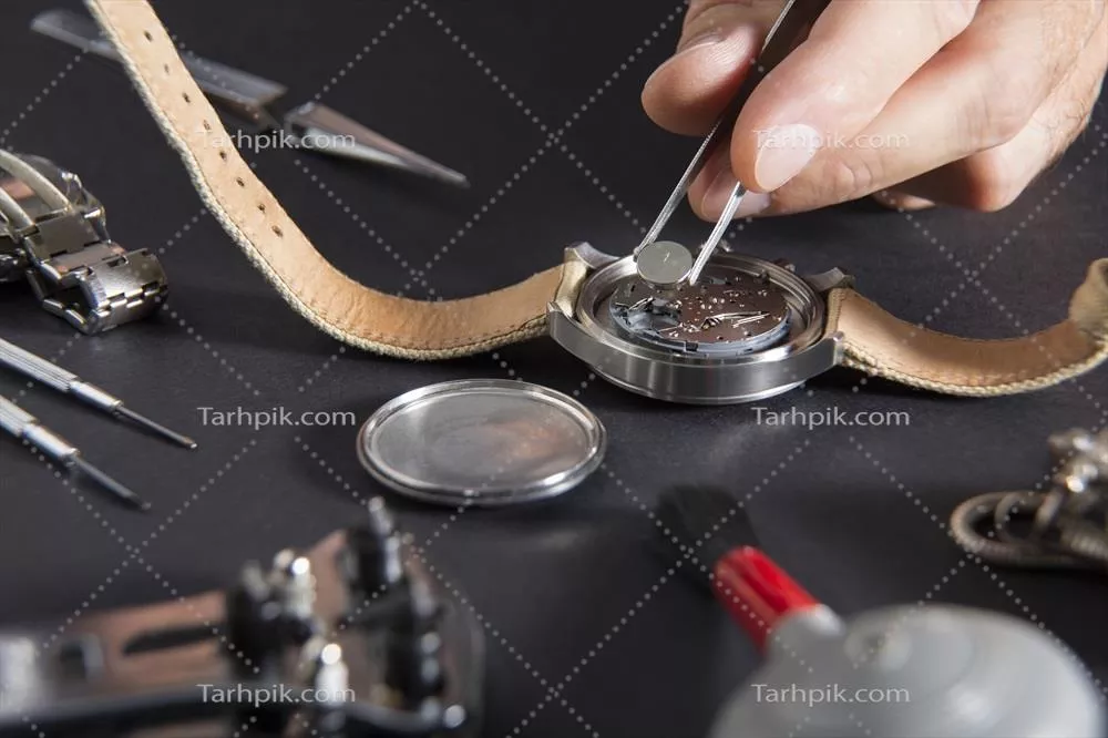 عکس تعمیرکار ساعت: تعویض باتری ساعت با دقت و مهارت بالا