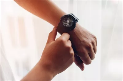 عکس ساعت های مشکی جوانان: نمادی از عشق به زمان و استایل مدرن