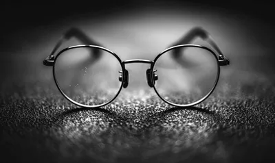 عکس عینک های هوشمند تولید شده با هوش مصنوعی بر روی پس زمینه تاریک