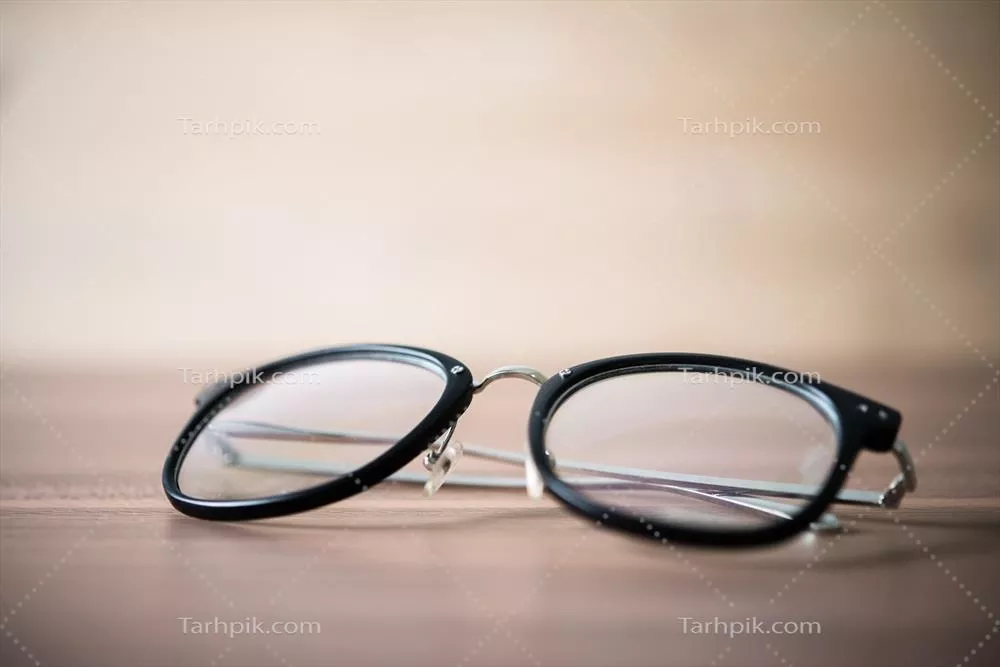 عکس تصویری نزدیک از عینک های مشکی با جزئیات دقیق و جذاب