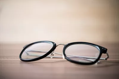 عکس تصویری نزدیک از عینک های مشکی با جزئیات دقیق و جذاب