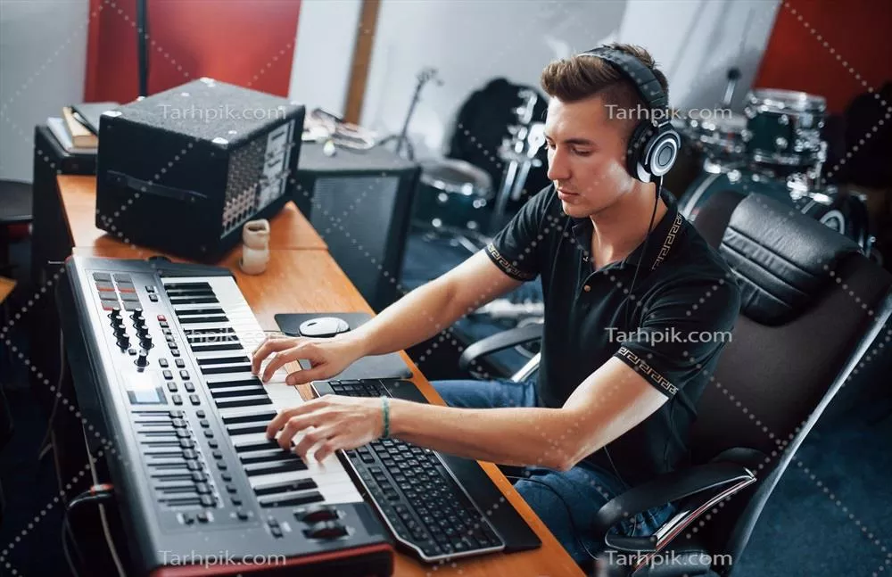 عکس مهندس صدا در حال کار و میکس موسیقی در استودیو با هدفون
