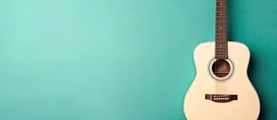 عکس گیتار سفیدی که بر روی دیوار آبی آویزان شده است و با تکنولوژی هوش مصنوعی خلق شده