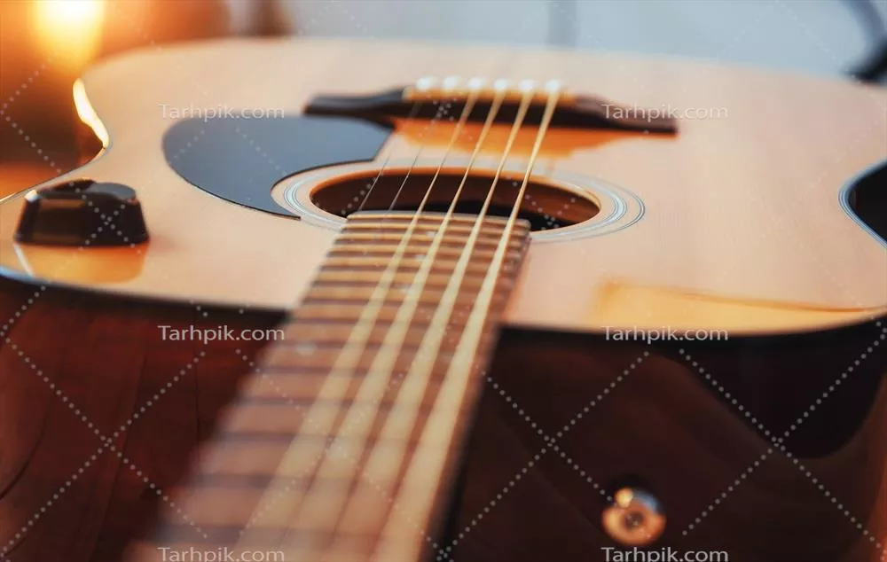 عکس عکاسی از گیتار کلاسیک بر روی پس زمینه قهوه ای روشن