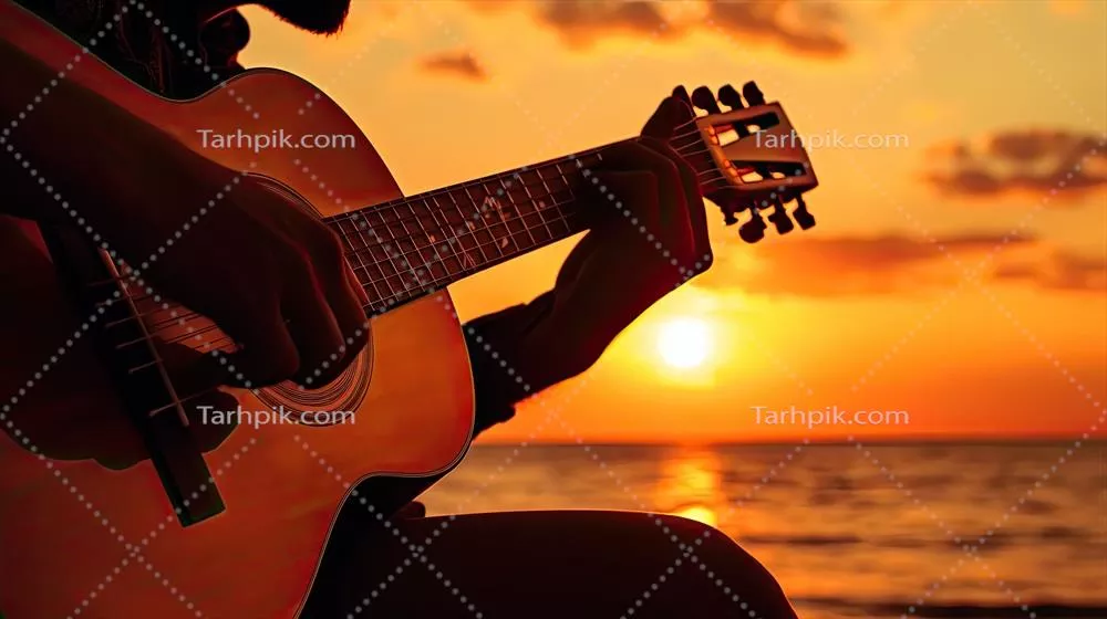 عکس تصویری زیبا از یک نوازنده گیتار آکوستیک در غروب آفتاب