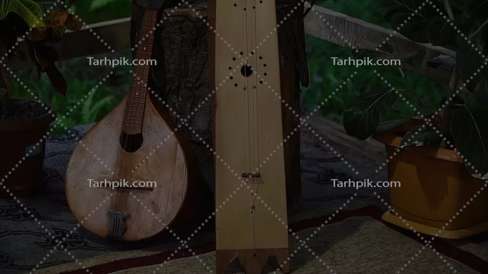 عکس ساز سنتی اوکراینی بالالایکا بر روی میز: زیبایی و فرهنگ