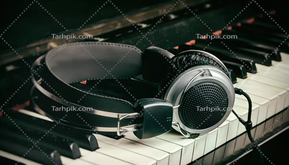 عکس تصویری زیبا از پیانو و کیبورد با هدفون در یک محیط هنری