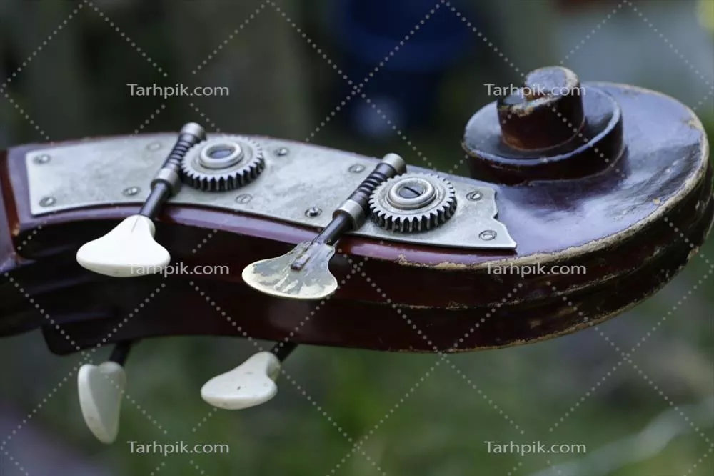 عکس تصویری نزدیک از یک ویولن با جزئیات زیبا و دلنشین
