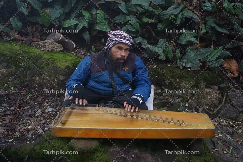 عکس مردی در حال نواختن کچاپی، موسیقی سنتی سوندانی در سیوی دی، جاوه غربی