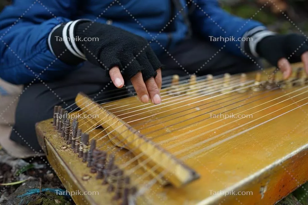 عکس مردی در حال نواختن کچاپی، موسیقی سنتی سوندانی در سیوی دی، جاوه غربی