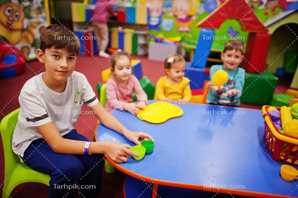عکس چهار کودک در حال بازی در مرکز بازی سرپوشیده کودکانه
