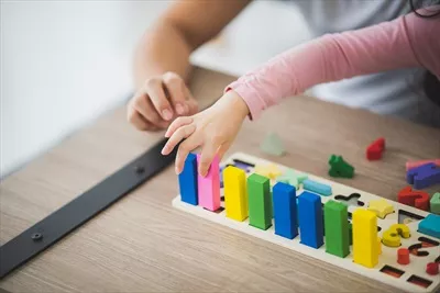 عکس لحظات شاد و دلنشین مادر و دختر در بازی با بلوک های رنگی
