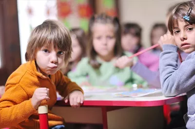 عکس تصاویری زیبا از کودکان پیش دبستانی در حال بازی و یادگیری