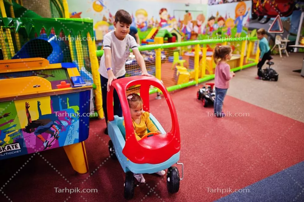 عکس چهار کودک در حال بازی در مرکز بازی سرپوشیده مهدکودک
