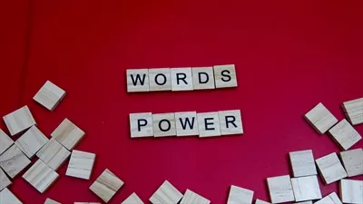 عکس قدرت کلمات: چگونه واژه ها می توانند زندگی ما را تغییر دهند