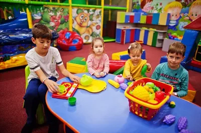 عکس چهار کودک در حال بازی در مرکز بازی سرپوشیده مهدکودک