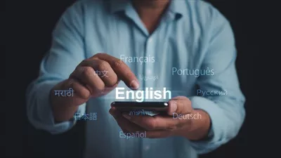 عکس استفاده از اپلیکیشن ترجمه بر روی گوشی هوشمند برای یادگیری زبان