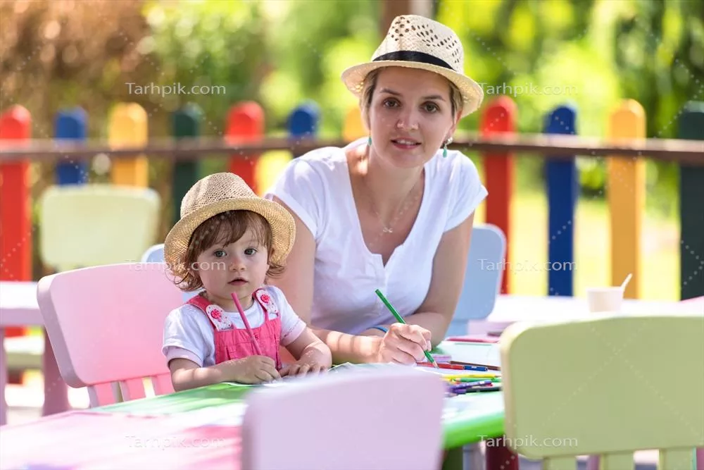 عکس لحظه های شیرین مادر و دختر: خلق آثار هنری رنگارنگ با هم