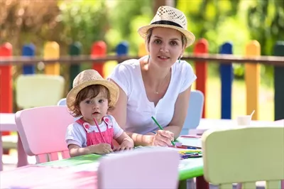 عکس لحظه های شیرین مادر و دختر: خلق آثار هنری رنگارنگ با هم