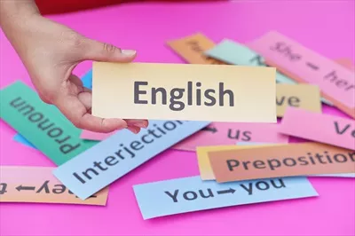 عکس نزدیک به دست، نگه داشتن کارت کاغذی با متن انگلیسی برای آموزش زبان