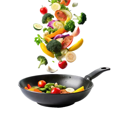 عکس دوربری سبزیجات رنگارنگ در حال سقوط به داخل تابه وک سیاه برای تهیه یک وعده غذایی خوشمزه و سالم