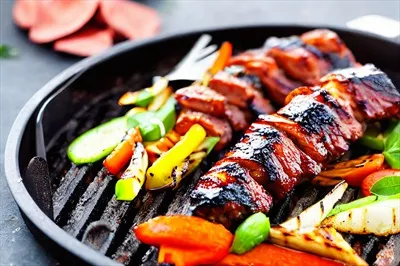 عکس نحوه تهیه کباب خوشمزه بر روی گریل با طعم بی نظیر
