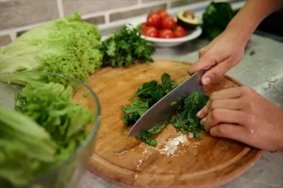عکس آموزش تهیه سالاد سبزیجات سالم و وگان با سبزیجات تازه و خوشمزه