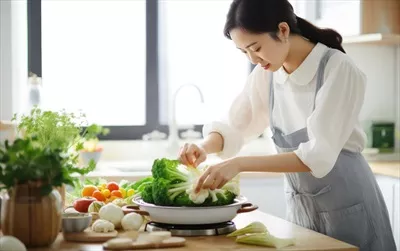 عکس زنی در حال پخت و پز در آشپزخانه با لوازم مدرن و خوشمزه